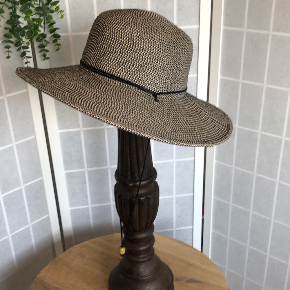 New C- Scala "Cleo" Paper Braid Round Crown Sunhat with 4" Brim & Chin Cord